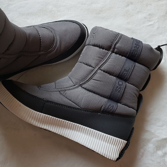 Sorel boots - Picture 2 of 4